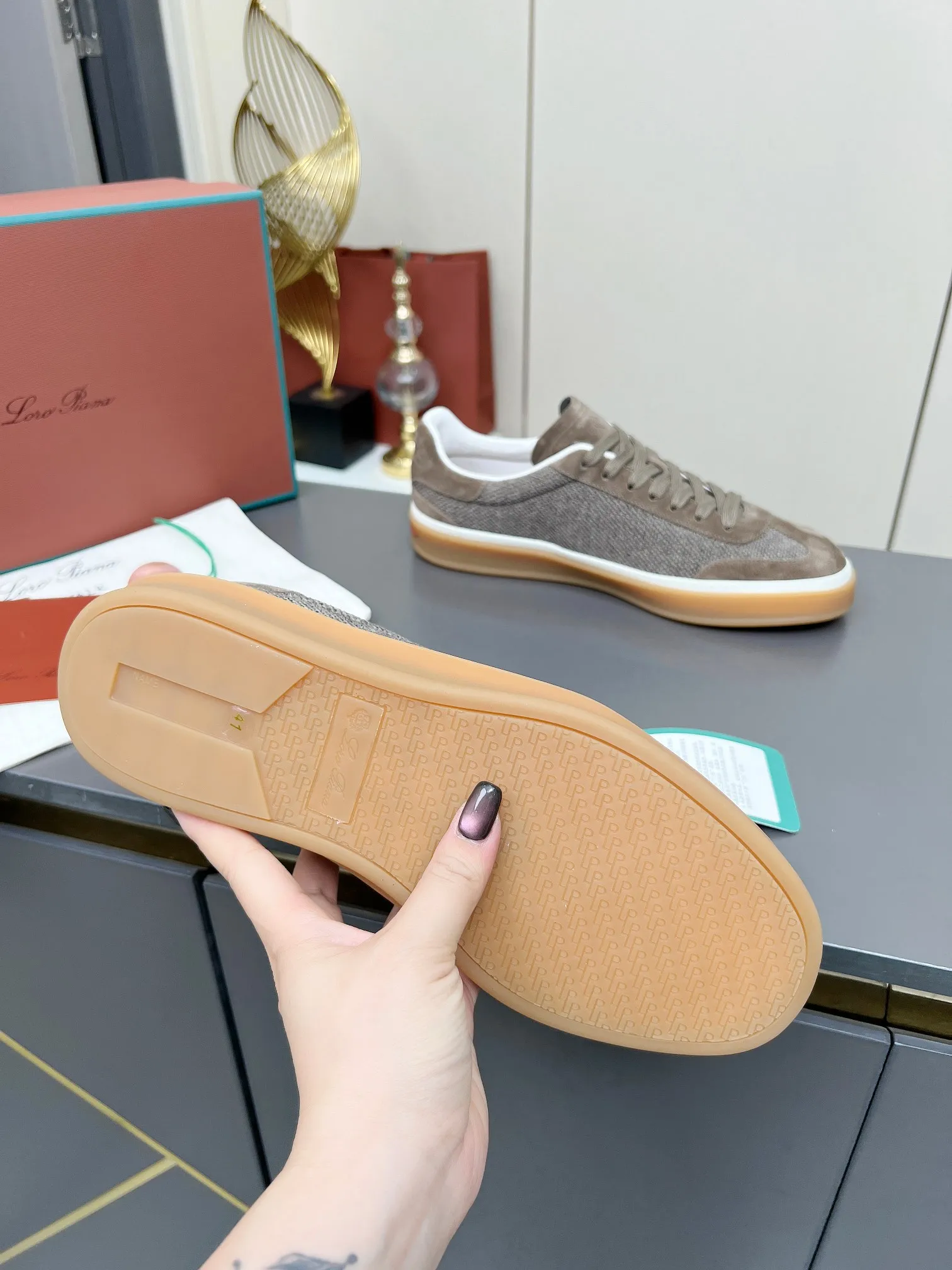 Men's shoes 💰600 purchasing agent, high version 🦅⛳️ Italy [Loro Piana] Tennis walk series LP couple's moral training shoes casual sports shoes sneakers 🎁🎁 Original purchase development and production This new suede tennis shoe adopts an ultra-low design, suitable for wearing all year round 👫👫 The wrapped sole creates an effortlessly attractive color combination that harmoniously blends functionality with understated style, making it the ideal shoe for urban wear. Soft calfskin tongue with Kummel color insert at the heel, cotton lace upper with embossed LP logo, cowhide suede sole, rubber-lined calfskin ✦ Upper: special linen ➕ eco-friendly cowhide ✦ lining: cowhide lining ➕ cowhide insole ✦ sole: original molded TPR ultra-light outsole ✦ packaging: original complete package ✦Female size: 35--40 ✦Male size: 39--45